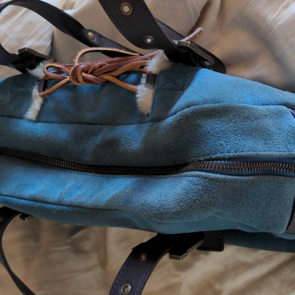 UGG blue suede bowler bag with leather and shearling trim - Picture 7 of 10